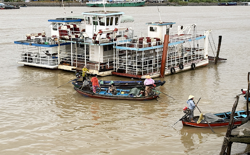 Cần Thơ cấm phà, dân nghèo thấp thỏm qua sông bằng xuồng